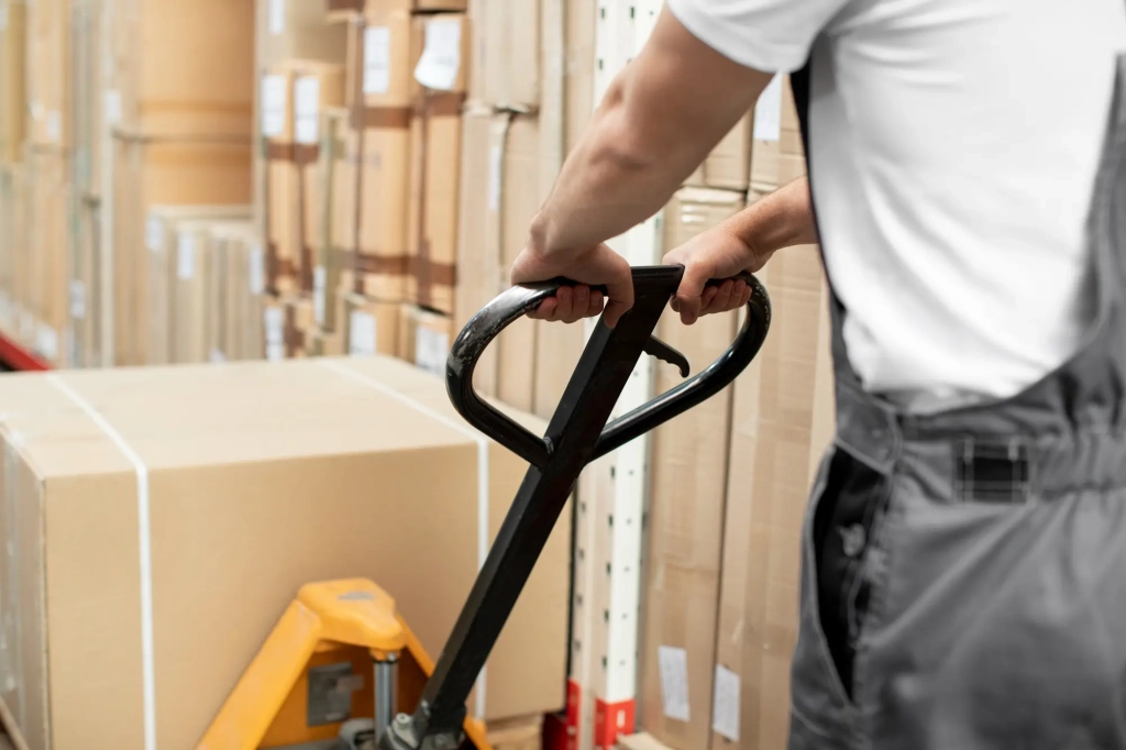 gros-plan-homme-travaillant-dans-un-entrepot-logistique